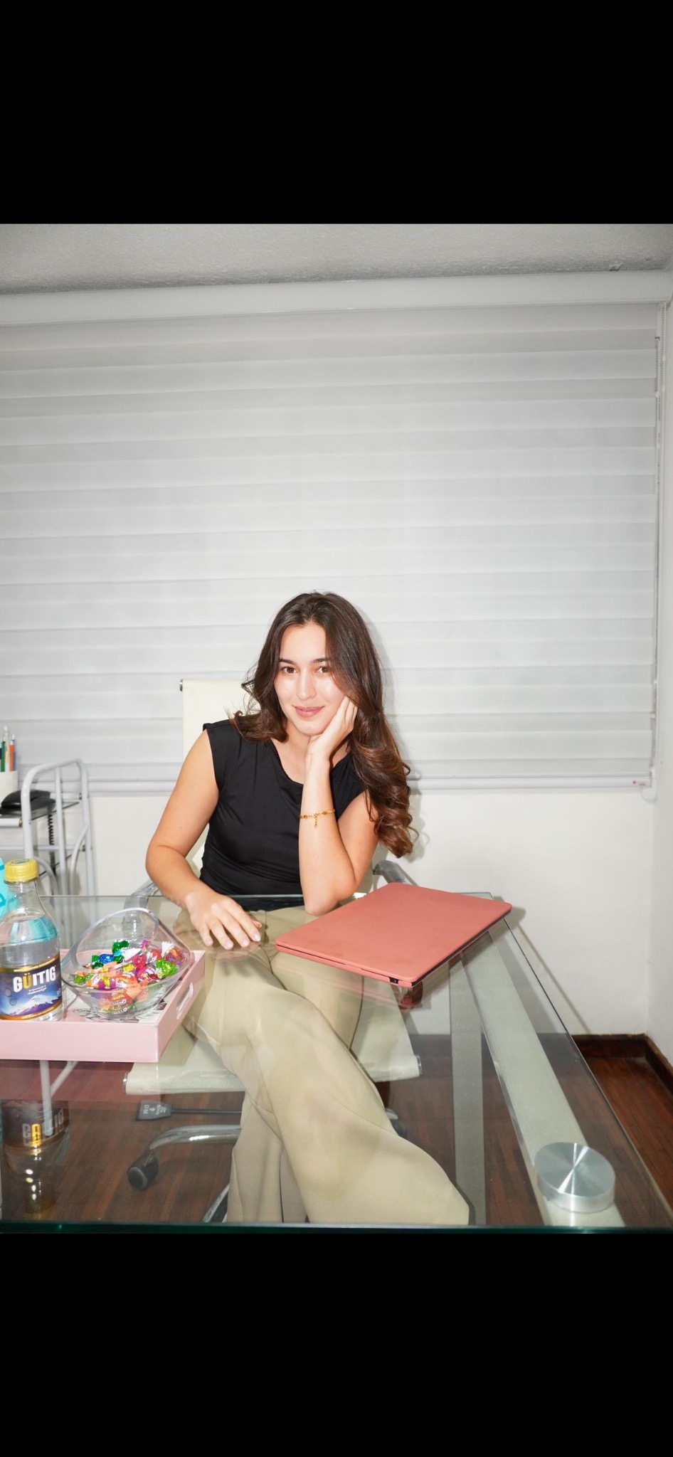 Vanessa Mendoza en el consultorio, con la mano junto al rostro