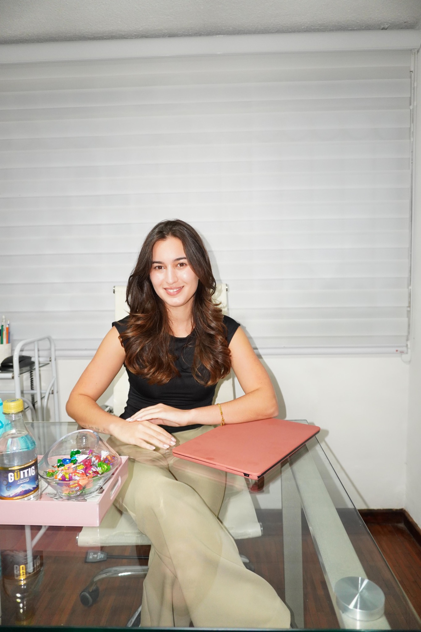 Vanessa Mendoza sentada en su consultorio