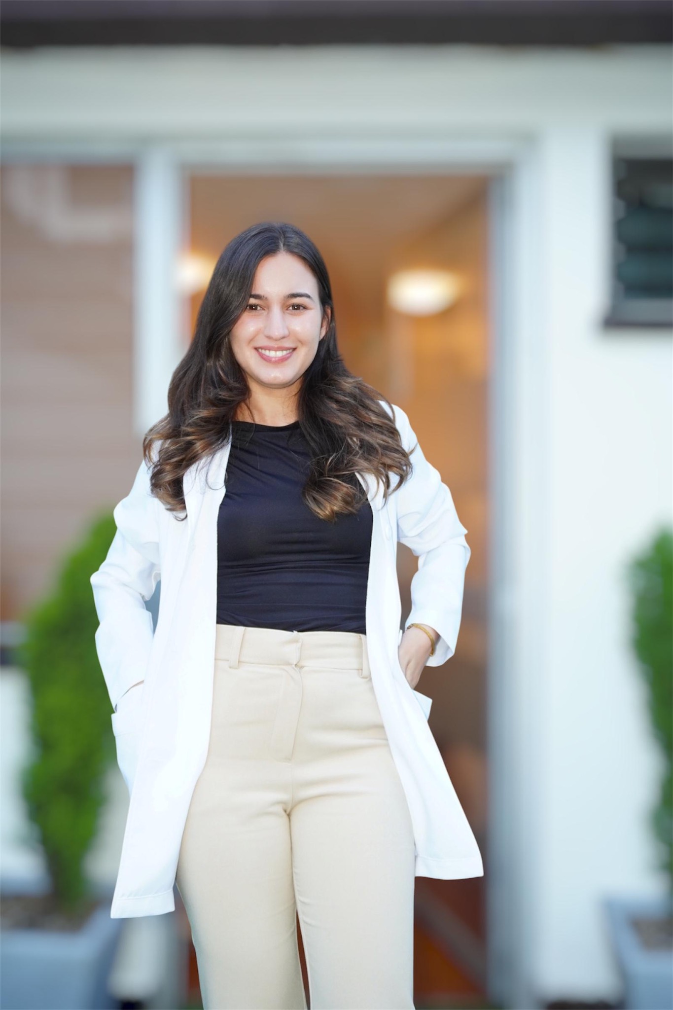 Vanessa Mendoza, psicóloga clínica, con blazer blanco